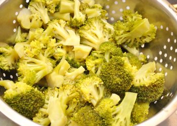 O melhor jeito de limpar brócolis e manter os nutrientes