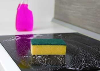 Como realizar a limpeza de superfícies de vidro com detergente