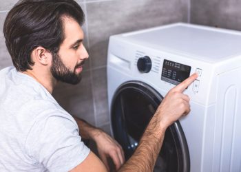 A melhor forma de tirar mancha de desodorante sem danificar a roupa