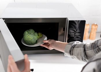 A forma mais eficiente de limpar micro-ondas sem esforço