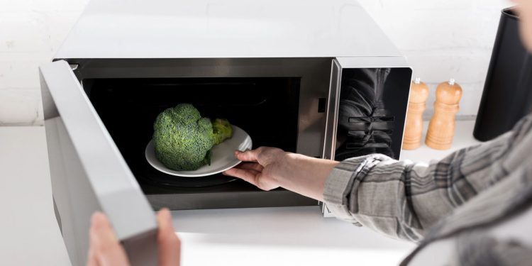 A forma mais eficiente de limpar micro-ondas sem esforço