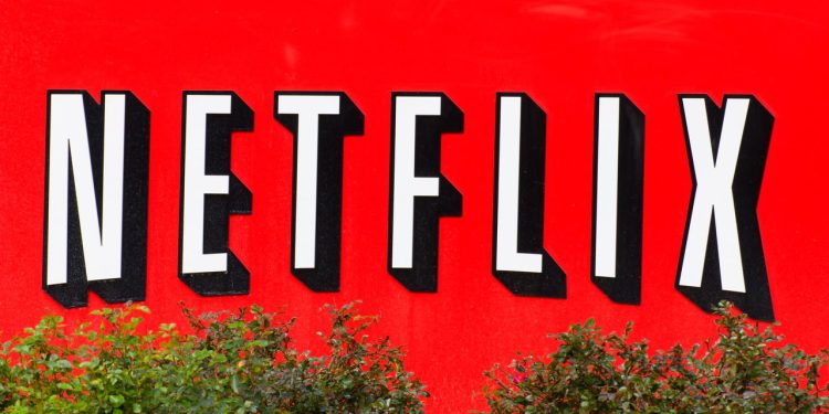 A série da Netflix que esconde pistas em gravações, bilhetes e cenários