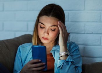 O que acontece com seu corpo quando você passa mais de 6 horas no celular