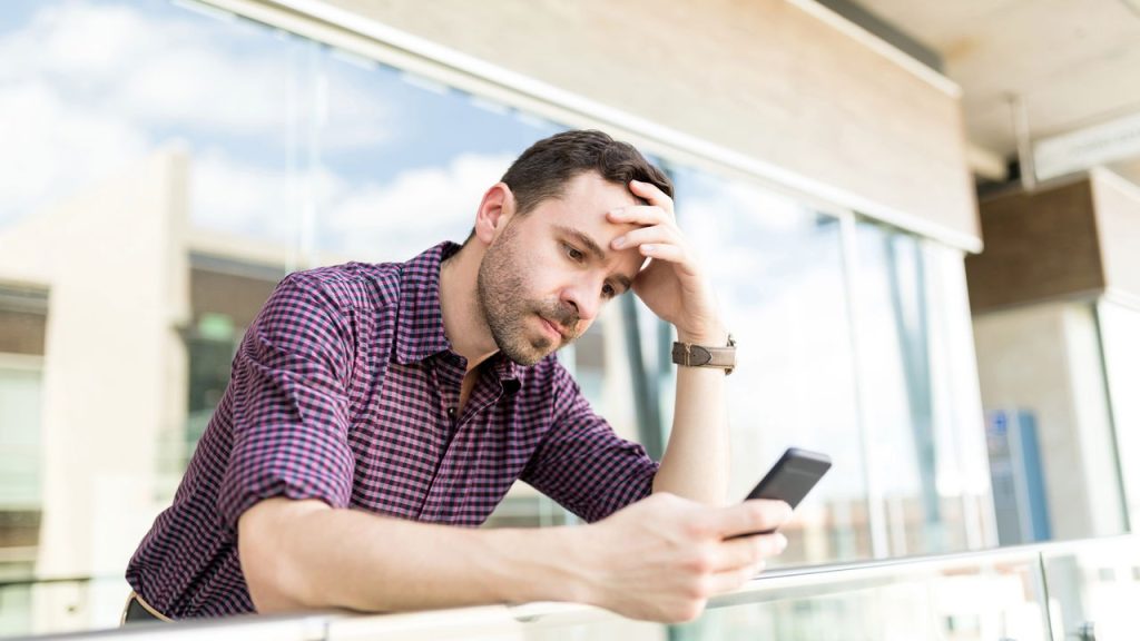 O que acontece com o seu corpo após ficar mais de 4 horas no celular, segunda a ciência