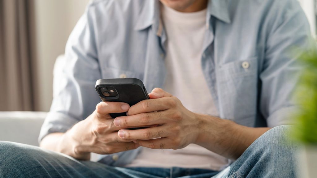 O que acontece com o seu corpo após ficar mais de 4 horas no celular, segunda a ciência