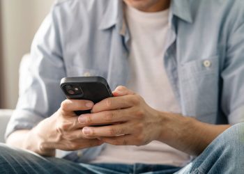 O que acontece com o seu corpo após ficar mais de 4 horas no celular, segunda a ciência