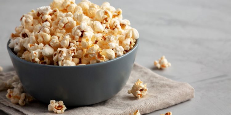 Pipoca pode ser saudável e aliada da dieta se feita assim