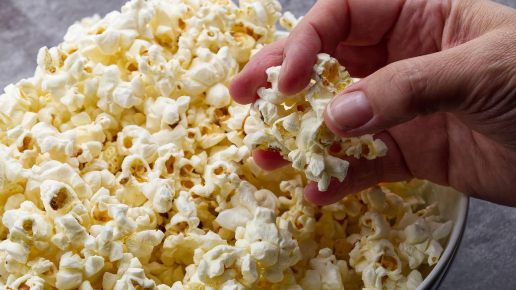 Pipoca pode ser saudável e aliada da dieta se feita assim