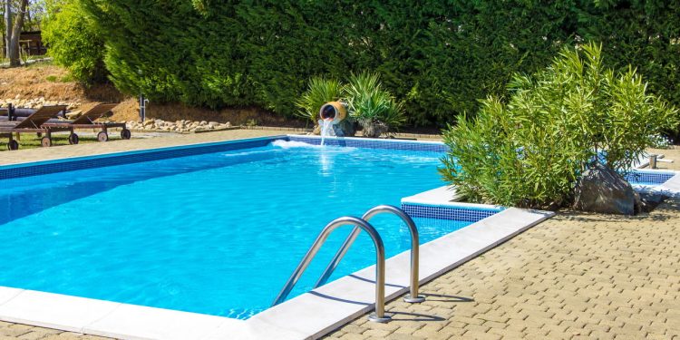 Sua piscina pode voltar a brilhar com esse método de limpeza