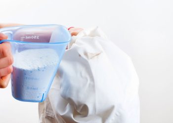 Borrifar vinagre branco nas manchas de suor e desodorante da roupa: para que serve e como fazer