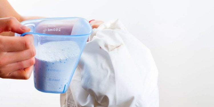Borrifar vinagre branco nas manchas de suor e desodorante da roupa: para que serve e como fazer