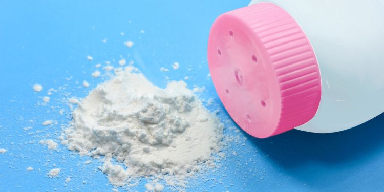 passos simples para remover gordura da roupa usando talco