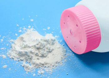 Melhor truque caseiro para tirar manchas de gordura com talco