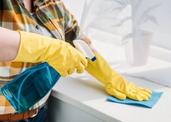 Hábitos que acumulam mais pó na sua sala e como evitar
