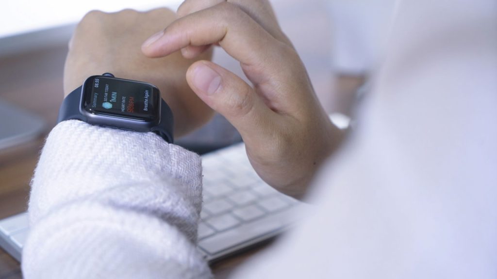 Apple Watch ganha ajuste automático de som e novo app de produtividade
