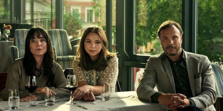 Cena da minissérie Uma Família Quase Perfeita (2023) – Fonte: Netflix / Produção: Jarowskij Sverige AB