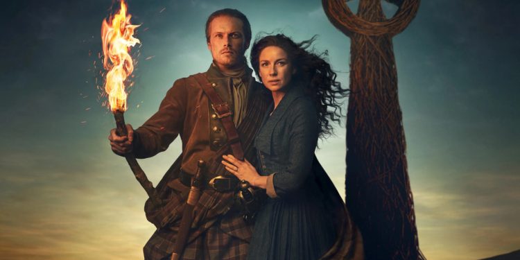 Cena da série Outlander (2014) - Fonte: Starz e Sony Pictures Television / Left Bank Pictures, Story Mining & Supply Company, Tall Ship Productions e Sony Pictures Television