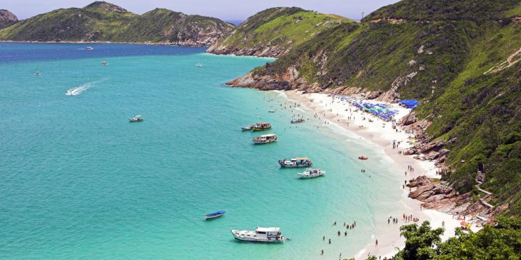 Mar cristalino e vida marinha rara fazem de Arraial um lugar único