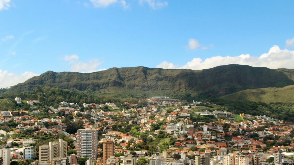 Essa cidade cercada por montanhas está conquistando brasileiros que buscam viver com qualidade