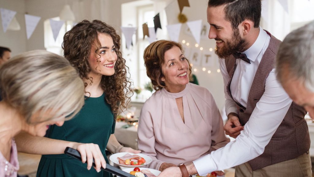 O que levar quando é convidado para jantar em casa de amigos?
