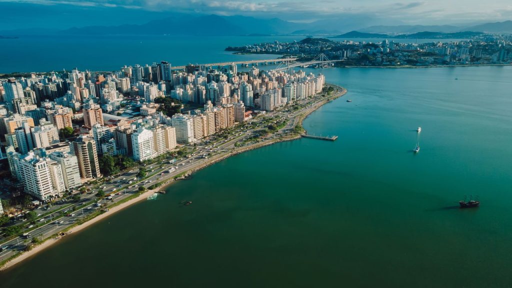 Essa cidade em Santa Catarina surpreende brasileiros por unir qualidade de vida, praias paradisíacas e um dos melhores índices de bem-estar do país