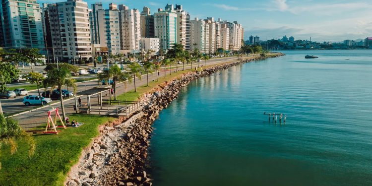 Essa ilha brasileira é o destino dos sonhos para quem busca praias e natureza