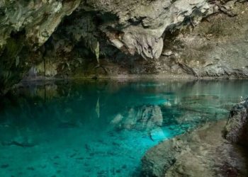 Grutas azuis, luzes místicas e quedas d’água invisíveis nesse paraíso baiano