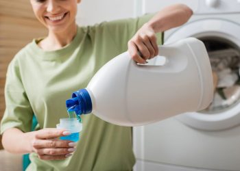 O maior erro ao usar amaciante que está acabando com suas roupas