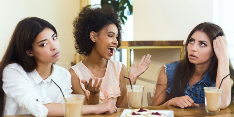 Do ponto de vista psicológico, a interrupção costuma acontecer quando a pessoa sente urgência em falar antes que a ideia “escape” da cabeça. - Créditos: depositphotos.com / Milkos