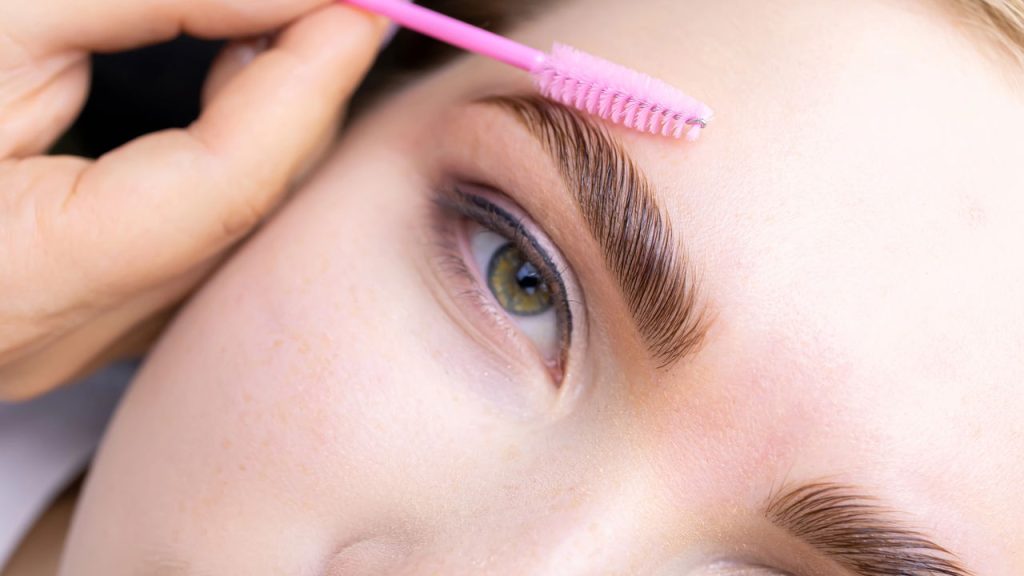 Truques rápidos para ter sobrancelhas volumosas naturalmente