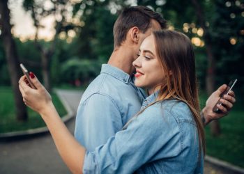 Sinais de que o celular virou um problema no seu relacionamento