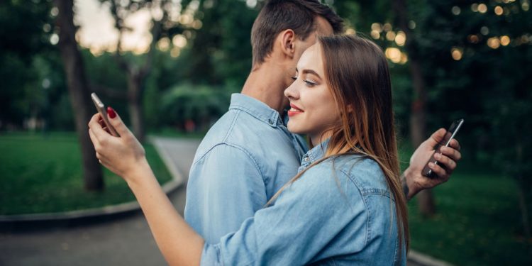 Quando o celular se torna problema na relação - Créditos: depositphotos.com / Nomadsoul1