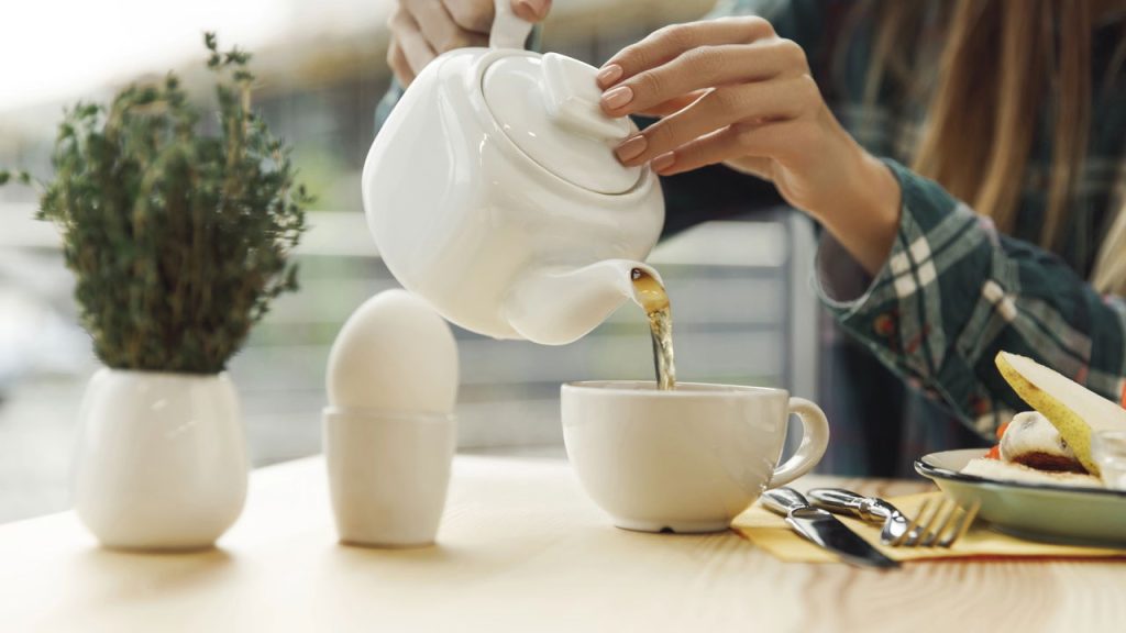 Chás de ervas que melhoram o sono sem usar remédios fortes