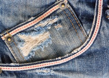 O bolso minúsculo do seu jeans traz uma grande história