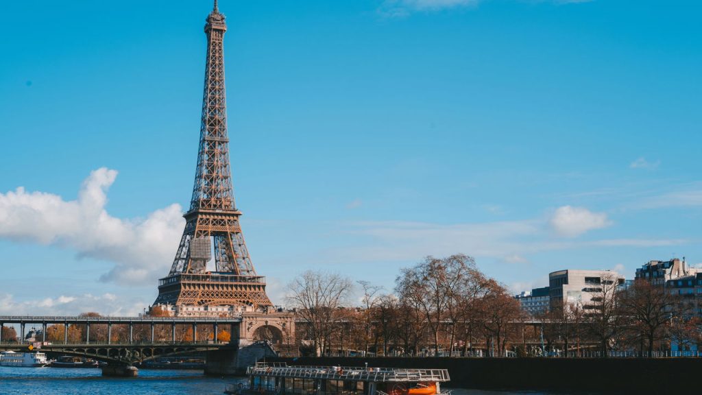 A Torre Eiffel pode crescer até 15 cm no calor do verão