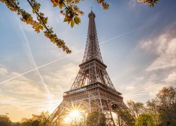 A Torre Eiffel pode crescer até 15 cm no calor do verão