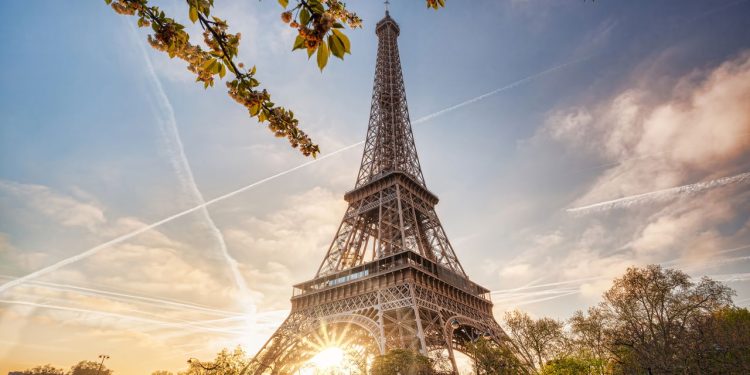 A Torre Eiffel pode crescer até 15 cm no calor do verão