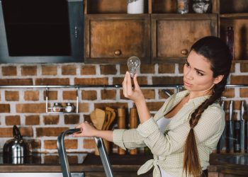Curso gratuito ensina mulheres a fazer instalações elétricas com segurança