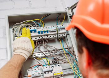 Curso gratuito de eletricista abre vagas em SP