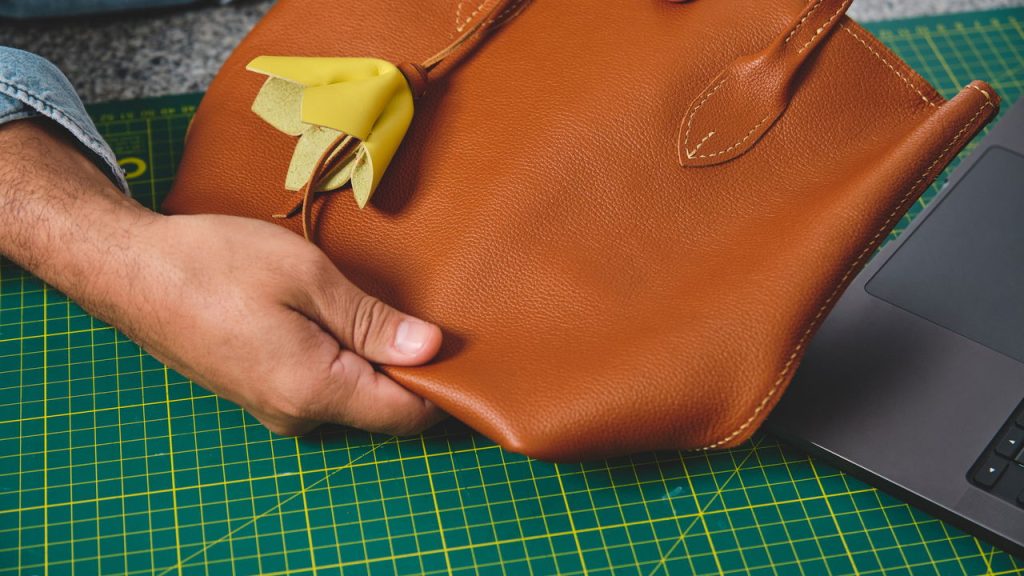 Curso gratuito do IFRS ensina mulheres a fazer bolsas artesanais