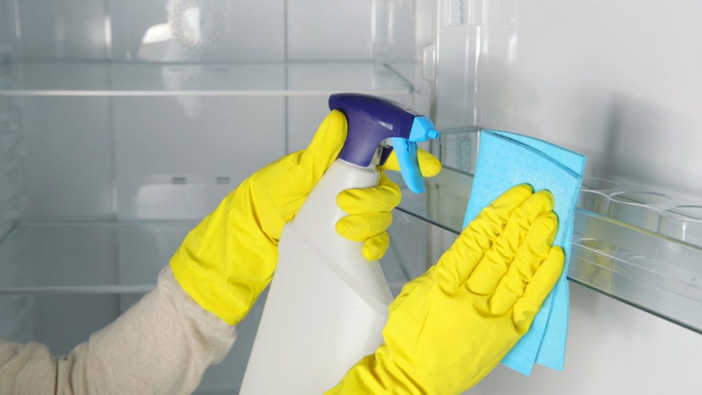 Esse truque simples deixa a geladeira impecável e sem cheiro ruim