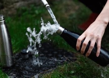 O perigo invisível nas garrafas de alumínio que muitos ignoram