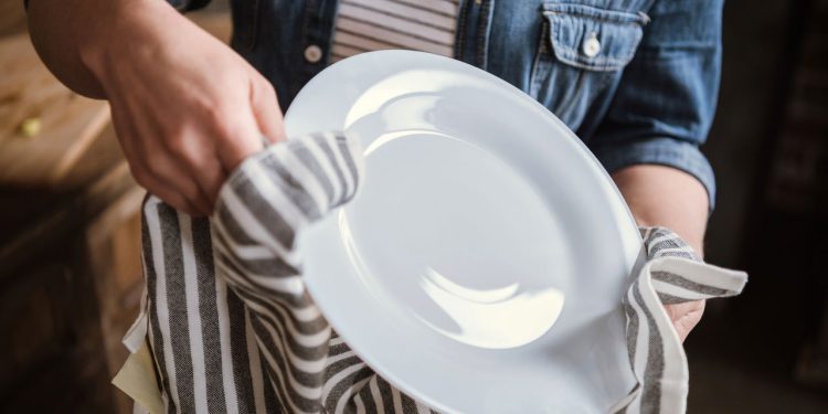 Como tirar o odor da louça - Créditos: depositphotos.com / ArturVerkhovetskiy