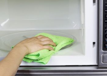 A frequência para limpar o microondas e evitar contaminações