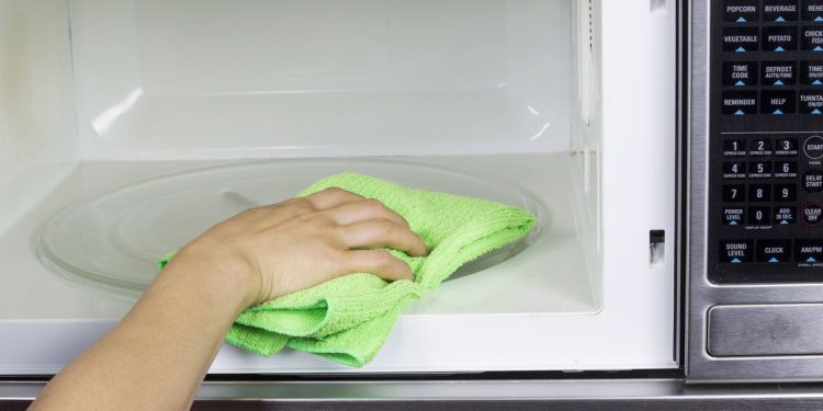 Dicas de como limpar o microondas - Créditos: depositphotos.com / tab62