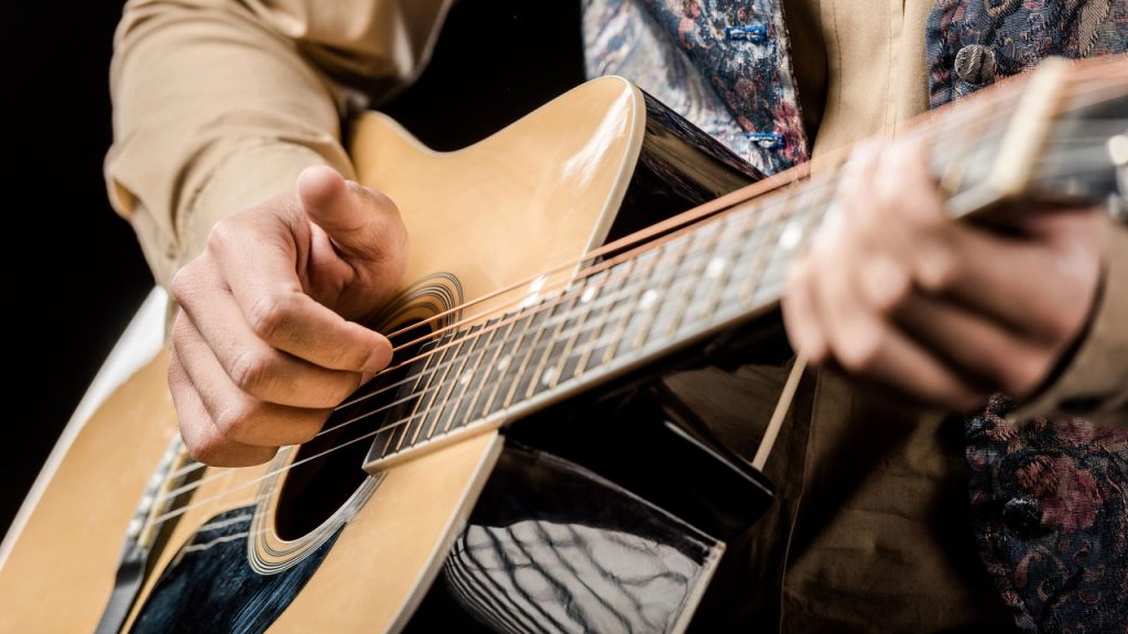 Por que certas músicas grudam na cabeça e mexem com nossas emoções?