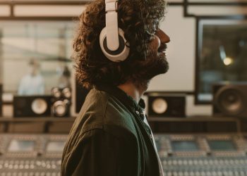 Repetir aquela música triste várias vezes pode ser exatamente o que o cérebro precisa para aliviar dor