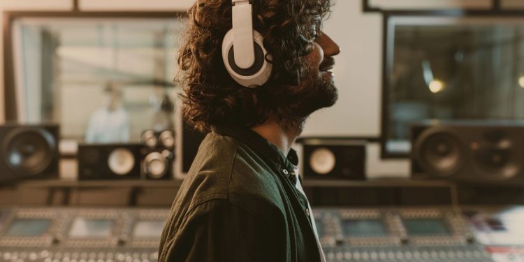 Repetir aquela música triste várias vezes pode ser exatamente o que o cérebro precisa para aliviar dor