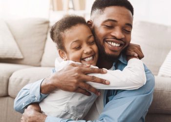 O detalhe invisível na rotina dos pais que pode transformar a felicidade dos filhos