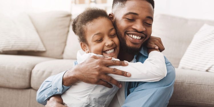 O detalhe invisível na rotina dos pais que pode transformar a felicidade dos filhos